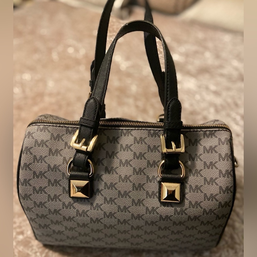 Michael Kors Grayson medium handbag.Clean inside and out in excellent condition.